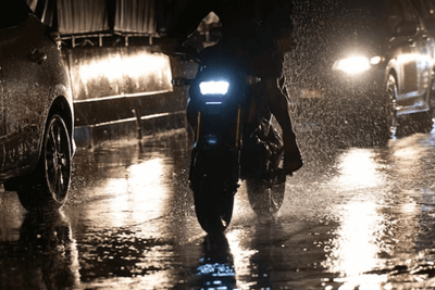 Hogyan lehet biztonságban tartani, amikor egy elektromos ingázó kerékpárral esőben?