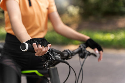 Hogyan lehet biztonságosan lovagolni egy hegyi elektromos kerékpárt az úton?